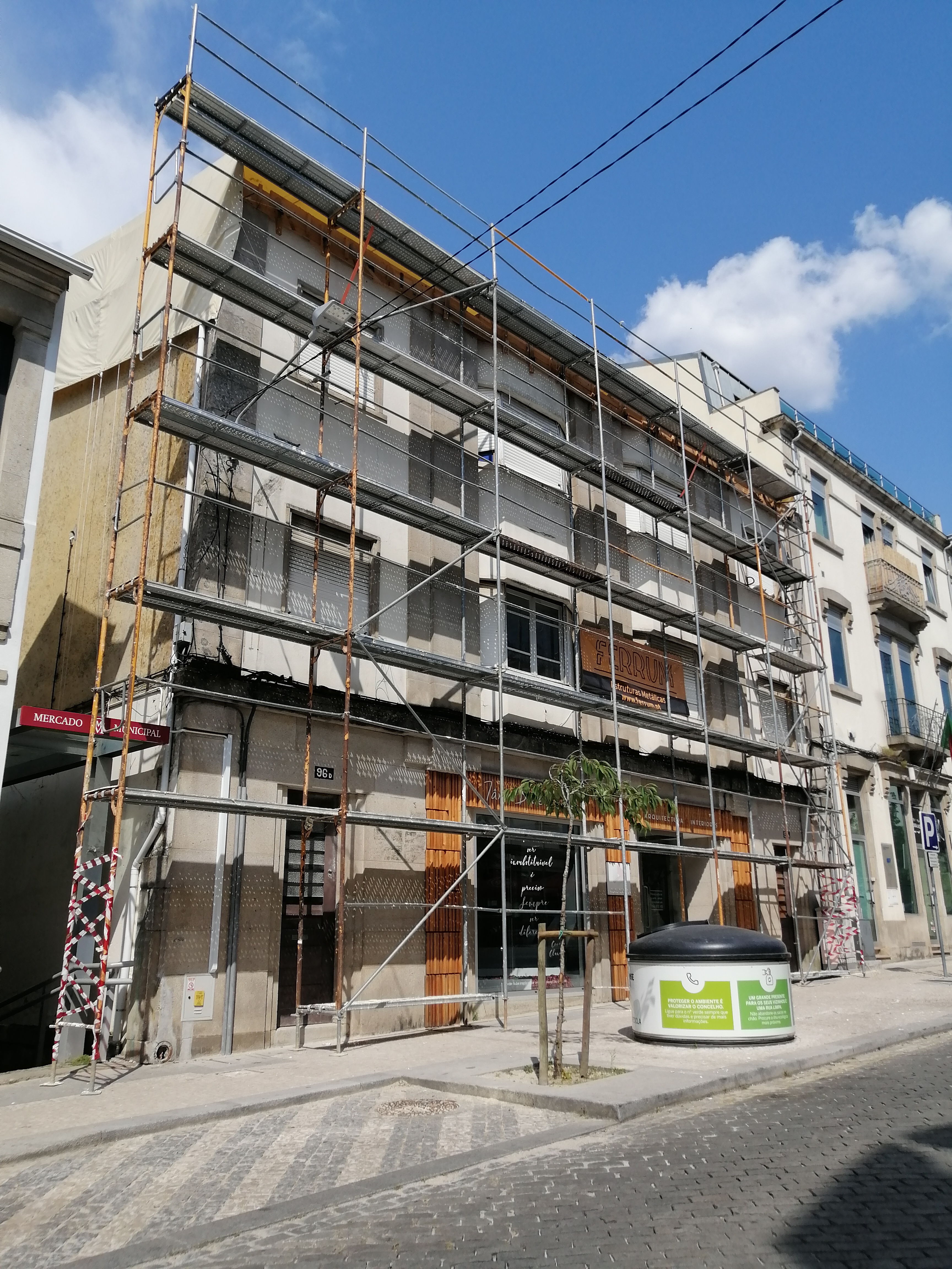 As atividades realizadas nesta reconstrução consistem em dar apoio em trabalhos de construção civil, nomeadamente em demolições, estruturas de betão armado, execução de regularização de pavimentos existentes e divisórias em alvenaria de tijolo.  Posteriormente aos trabalhos executados, foram criados dois novos pisos no edifício através de estrutura em aço e pisos em chapas de OSB, sendo a cobertura em painel sandwich.