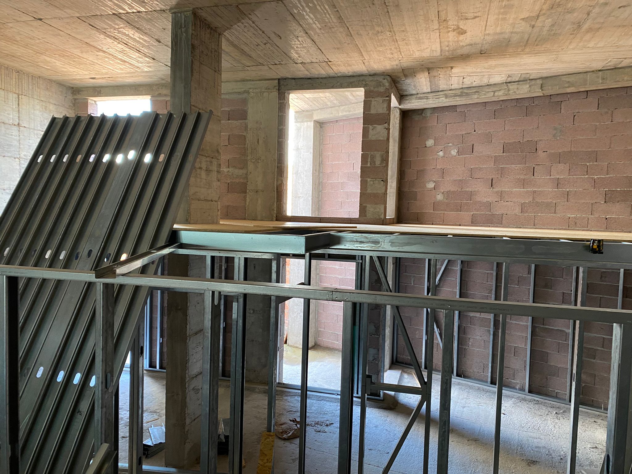 Construção de mezaninos em estrutura de aço leve (Light Steel Frame - LSF) em edifício em reconstrução.  A execução de mezaninos, dado o elevado pé-direito do espaço, criou um novo piso intermédio.  A execução em LSF da estrutura de suporte ao novo piso, além de estruturalmente eficiente, tem a vantagem do peso a aplicar na construção existente. No revestimento do piso executado foram utilizados painéis de OSB de 18mm.