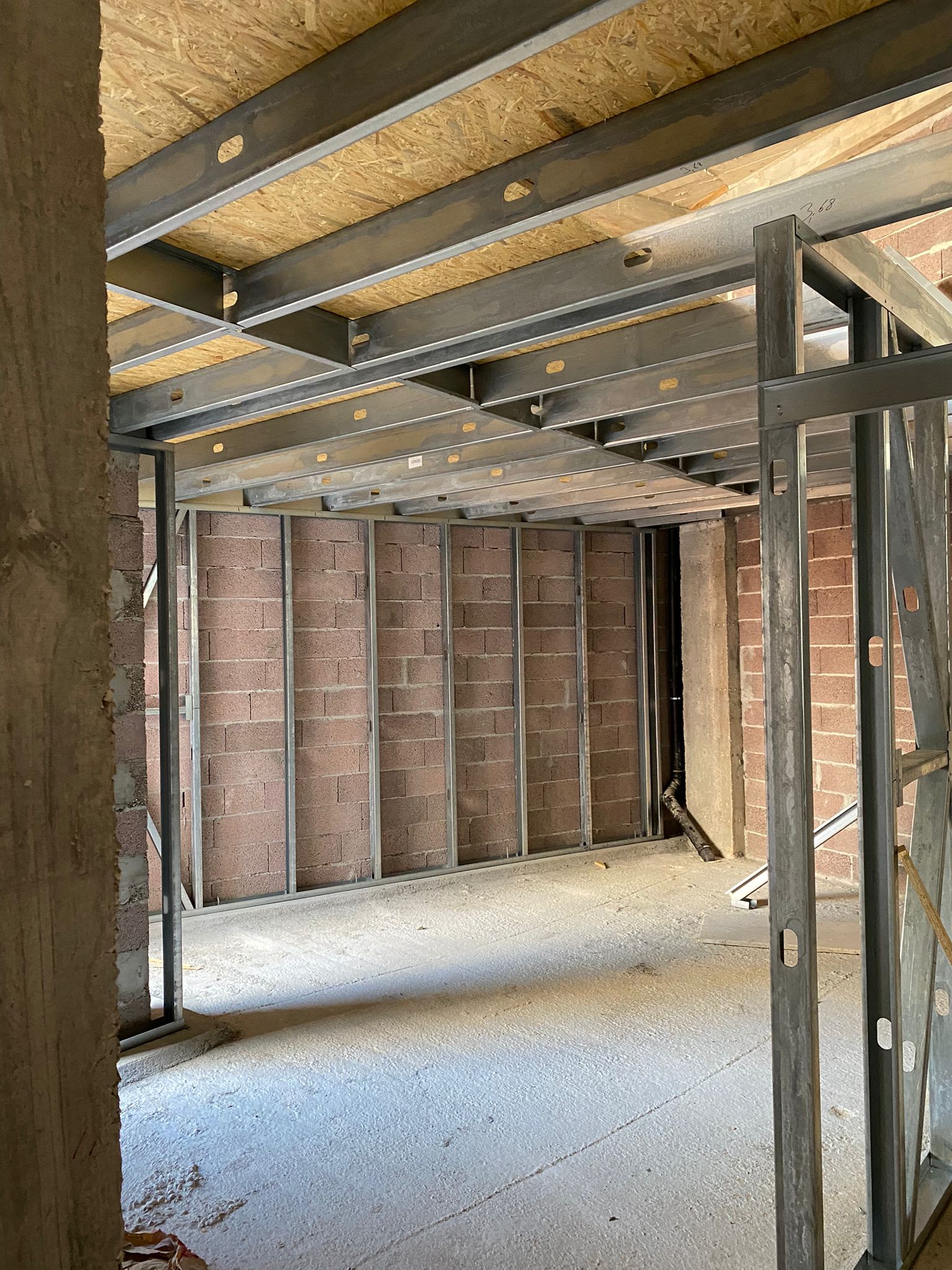 Construção de mezaninos em estrutura de aço leve (Light Steel Frame - LSF) em edifício em reconstrução.  A execução de mezaninos, dado o elevado pé-direito do espaço, criou um novo piso intermédio.  A execução em LSF da estrutura de suporte ao novo piso, além de estruturalmente eficiente, tem a vantagem do peso a aplicar na construção existente. No revestimento do piso executado foram utilizados painéis de OSB de 18mm.