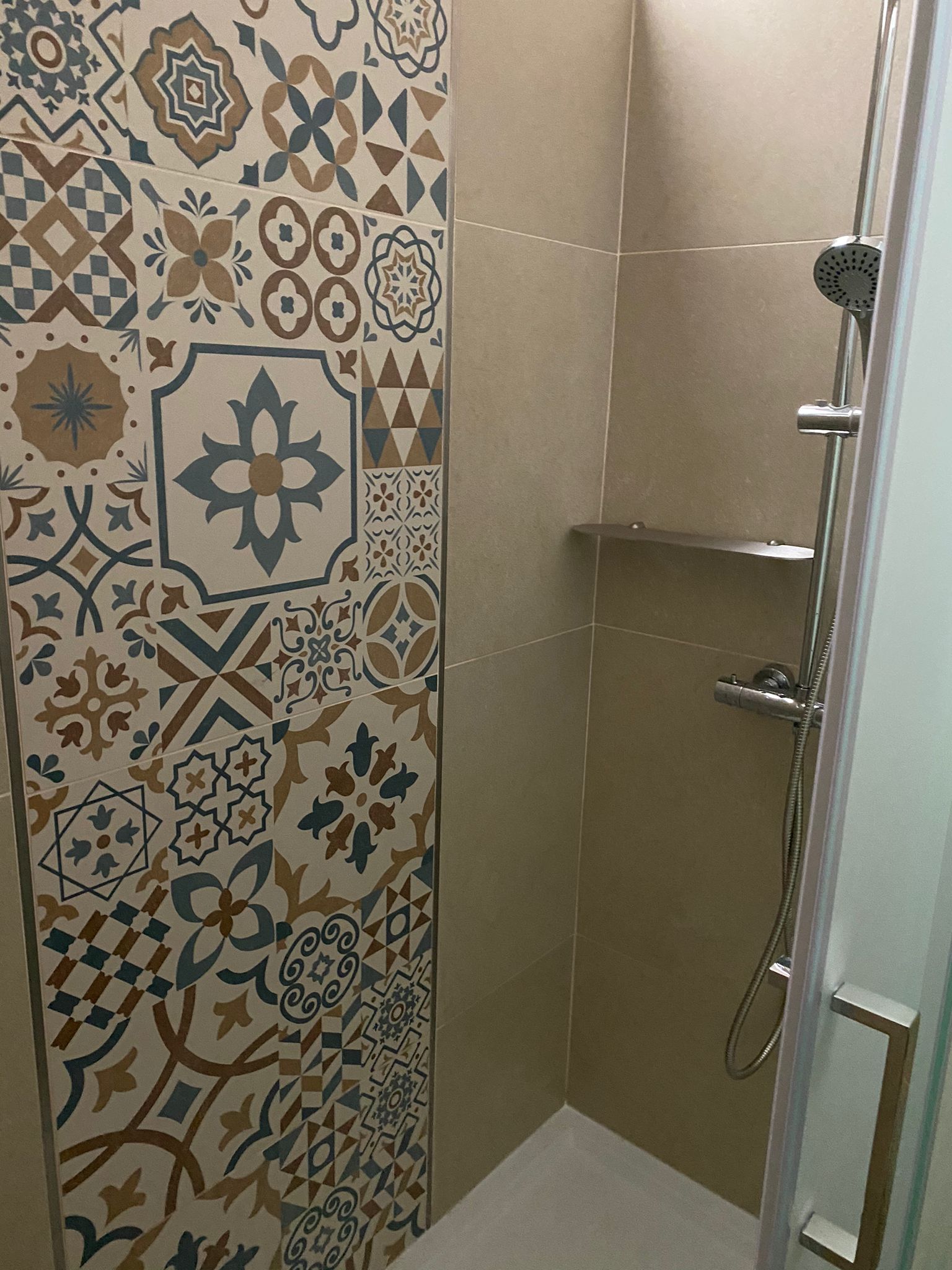 Regularização e revestimento de pavimentos em material cerâmico. Remodelação dos wc com execução de redes de águas e esgotos novas, aplicação de novos cerâmicos em paredes e pavimentos e louças sanitárias.  Execução de rebocos exteriores e pinturas.