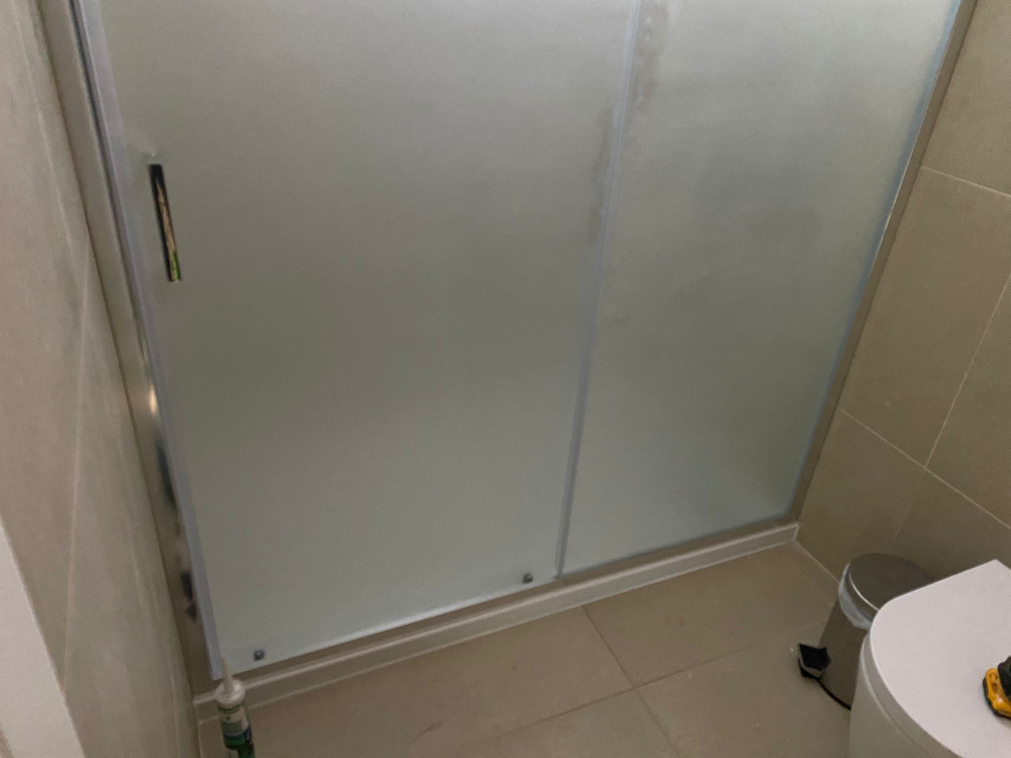 Regularização e revestimento de pavimentos em material cerâmico. Remodelação dos wc com execução de redes de águas e esgotos novas, aplicação de novos cerâmicos em paredes e pavimentos e louças sanitárias.  Execução de rebocos exteriores e pinturas.