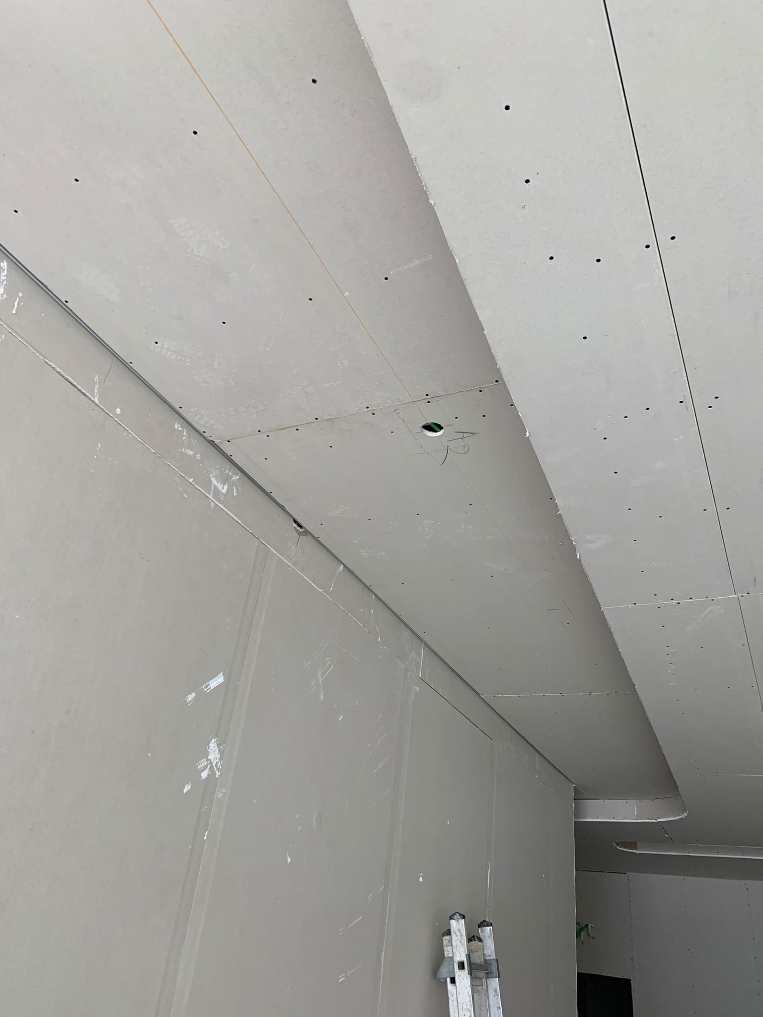 Execução de paredes divisórias em placas de gesso cartonado.   Execução de tetos falsos em placas de gesso cartonado.     Execução de alvenarias em bloco de cimento.